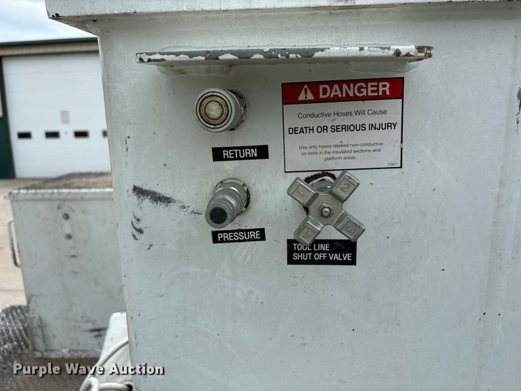 image for item NM9873 1999 International 4700 bucket truck