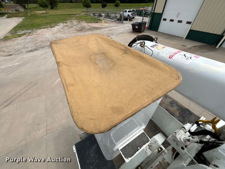 image for item NM9873 1999 International 4700 bucket truck