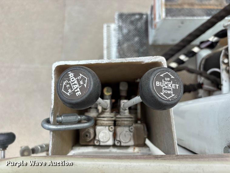 image for item NM9873 1999 International 4700 bucket truck