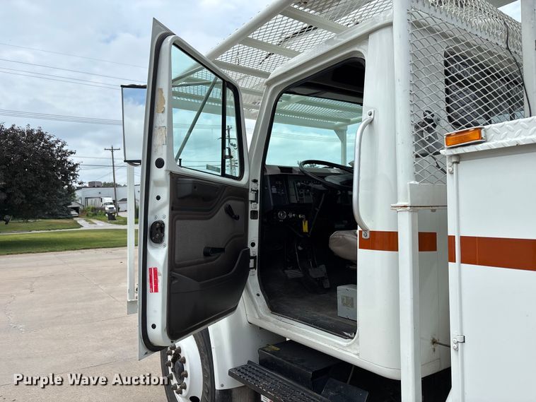 image for item NM9873 1999 International 4700 bucket truck