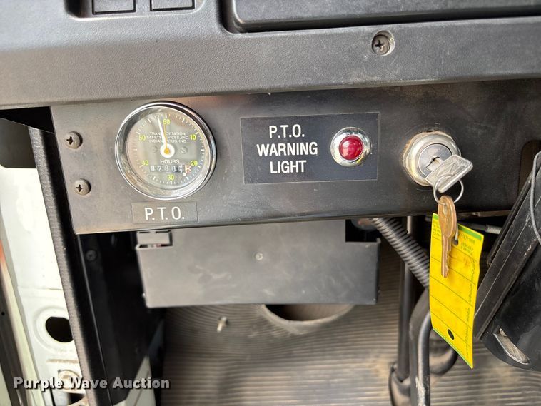image for item NM9873 1999 International 4700 bucket truck