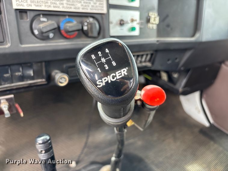 image for item NM9873 1999 International 4700 bucket truck