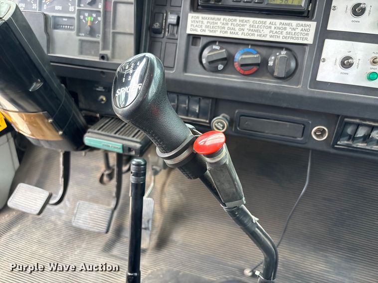 image for item NM9873 1999 International 4700 bucket truck