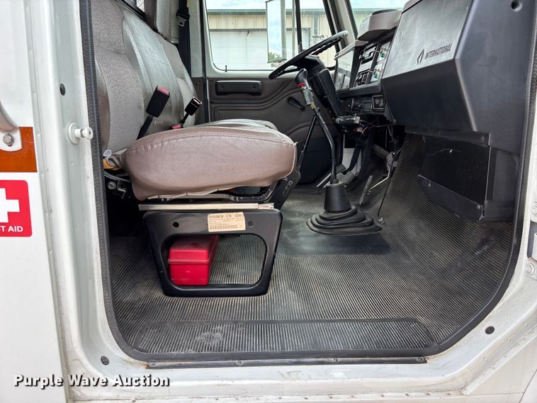 image for item NM9873 1999 International 4700 bucket truck