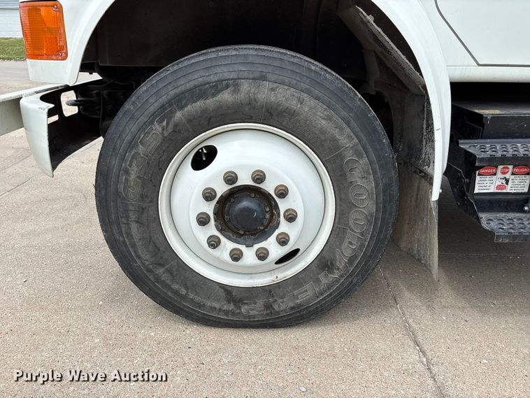 image for item NM9873 1999 International 4700 bucket truck