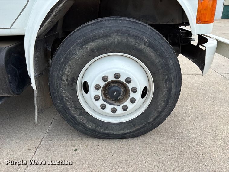 image for item NM9873 1999 International 4700 bucket truck