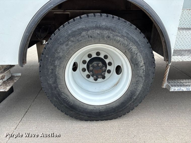 image for item NM9873 1999 International 4700 bucket truck