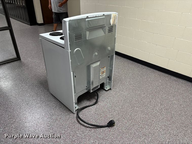 image for item NM9886 Amana ACR4303MEW0 stove