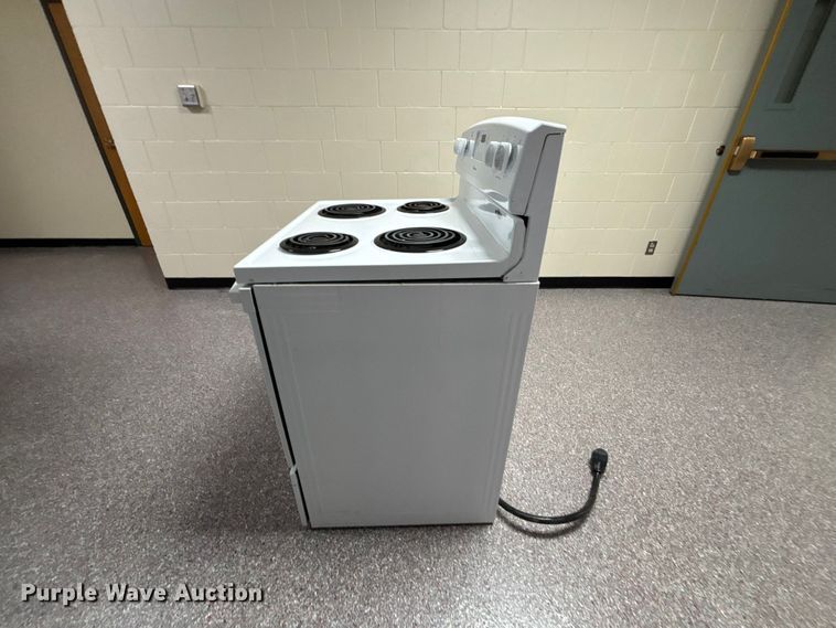 image for item NM9886 Amana ACR4303MEW0 stove