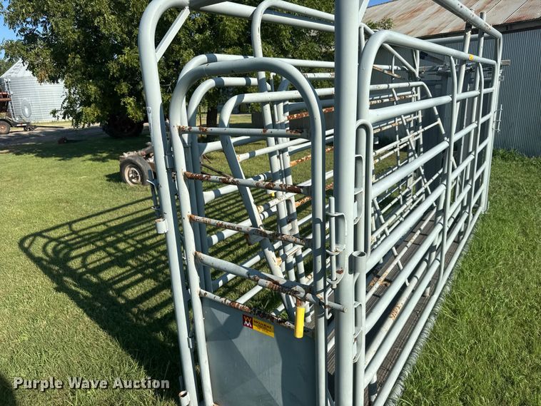image for item DY3003 Person G909 livestock chute