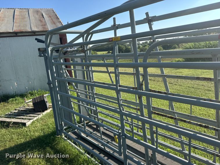 image for item DY3003 Person G909 livestock chute