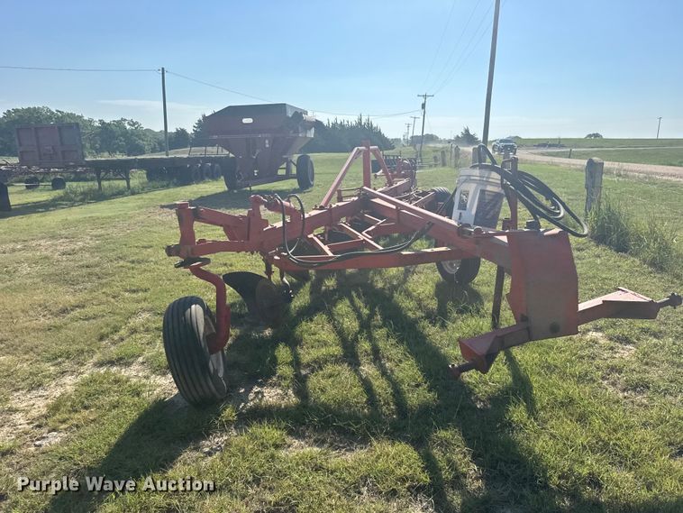 image for item DY3009 Eight bottom plow
