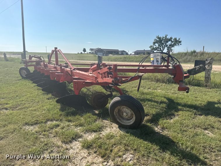 image for item DY3009 Eight bottom plow