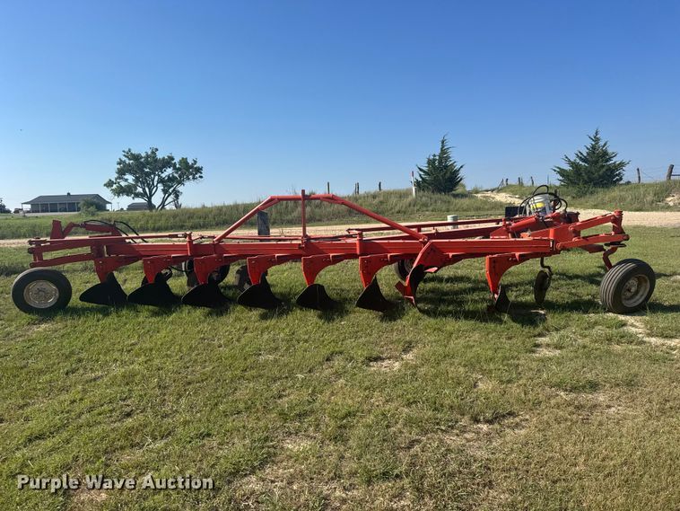 image for item DY3009 Eight bottom plow