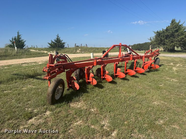 image for item DY3009 Eight bottom plow