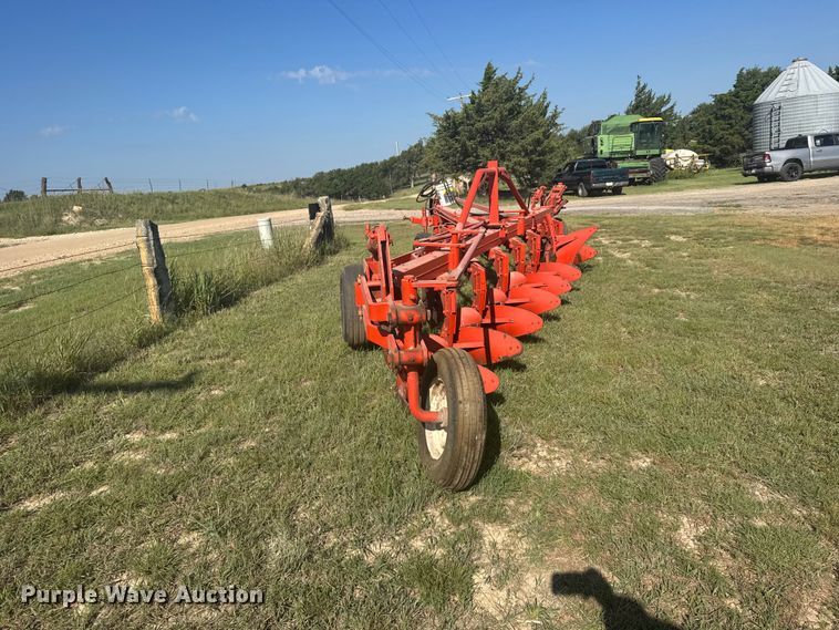 image for item DY3009 Eight bottom plow