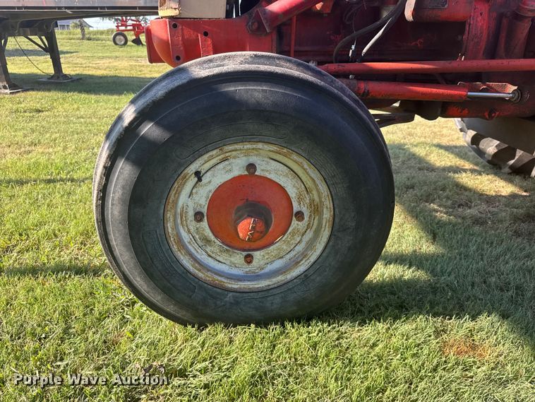 image for item DY3010 Case Caes-O-Matic 802-B tractor