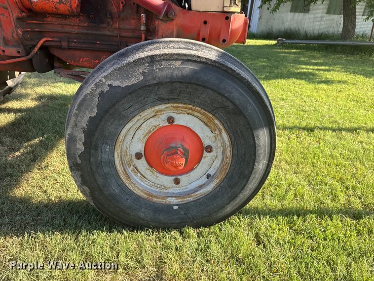 image for item DY3010 Case Caes-O-Matic 802-B tractor