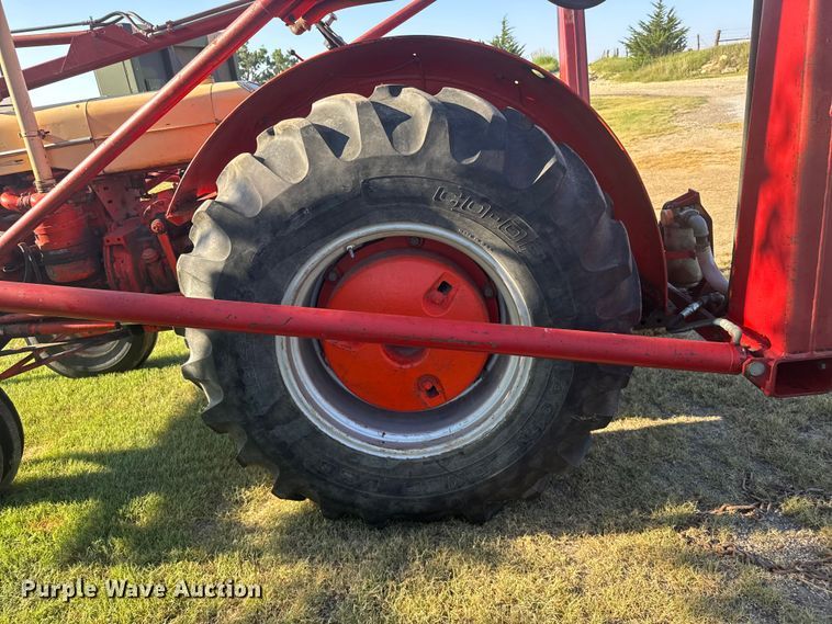 image for item DY3010 Case Caes-O-Matic 802-B tractor