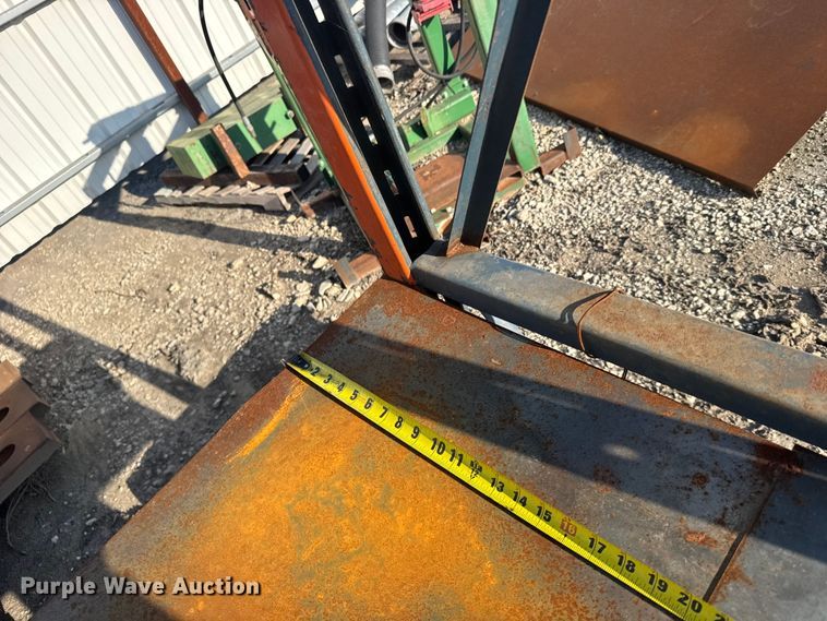 image for item DY3016 Approximately 9 sections of pallet racking