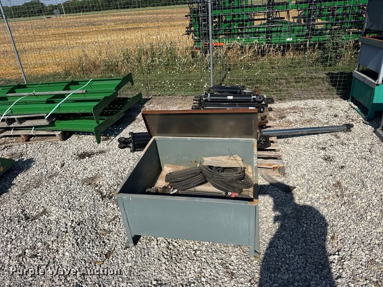 image for item DY3020 Approximately 15 hydraulic cylinders
