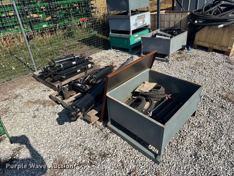 image for item DY3020 Approximately 15 hydraulic cylinders