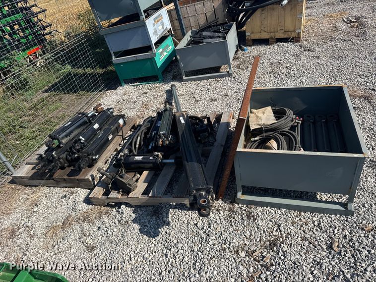 image for item DY3020 Approximately 15 hydraulic cylinders