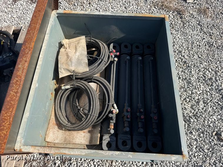 image for item DY3020 Approximately 15 hydraulic cylinders