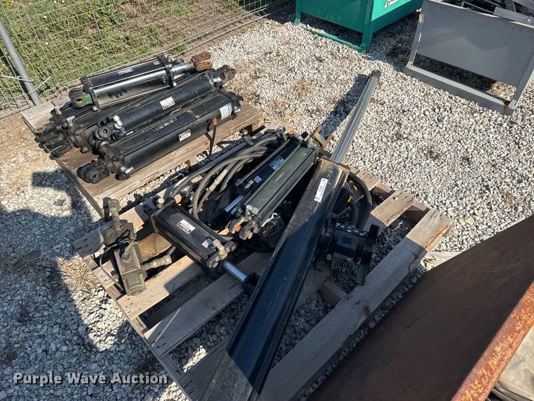 image for item DY3020 Approximately 15 hydraulic cylinders