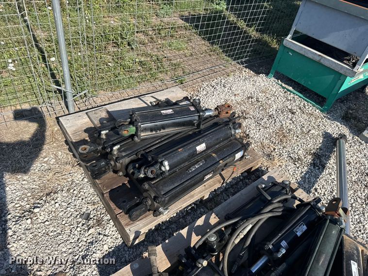 image for item DY3020 Approximately 15 hydraulic cylinders
