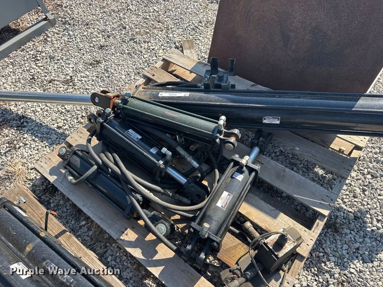 image for item DY3020 Approximately 15 hydraulic cylinders