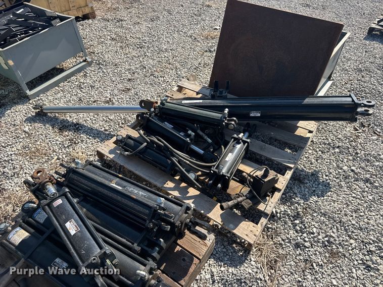 image for item DY3020 Approximately 15 hydraulic cylinders