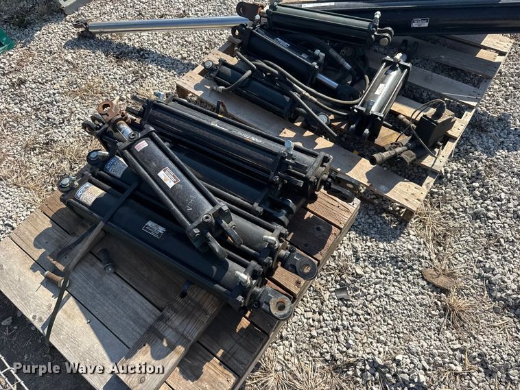 image for item DY3020 Approximately 15 hydraulic cylinders