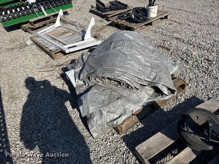 image for item DY3026 Approximately 4 tarps