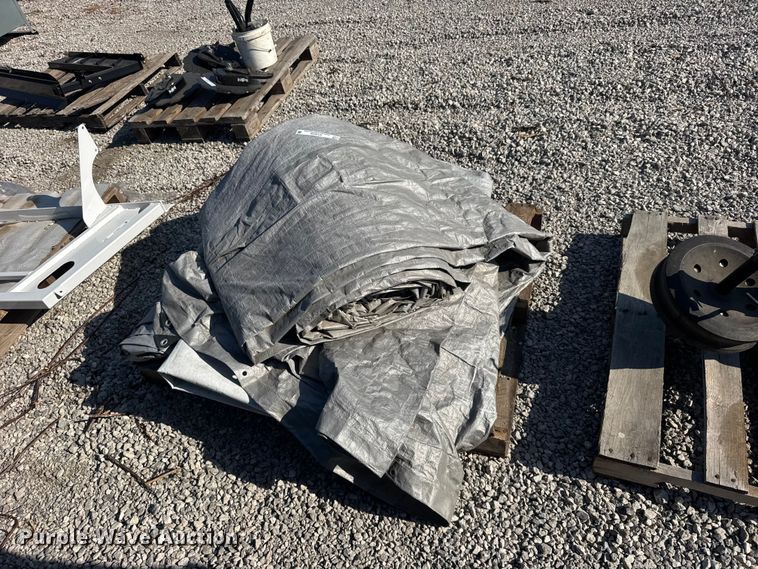 image for item DY3026 Approximately 4 tarps