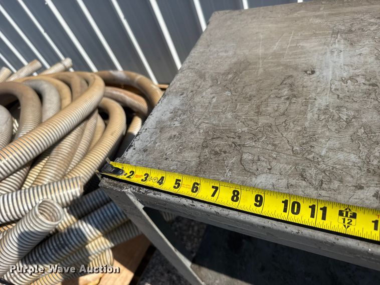 image for item DY3049 Metal shelf