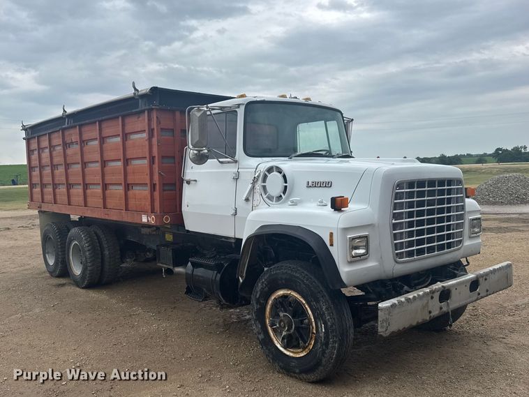 image for item DY3075 1989 Ford LT8000 grain truck