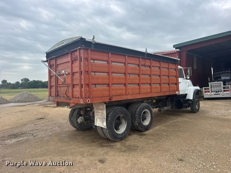 image for item DY3075 1989 Ford LT8000 grain truck