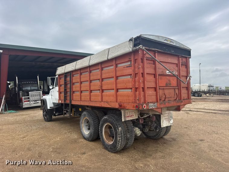 image for item DY3075 1989 Ford LT8000 grain truck
