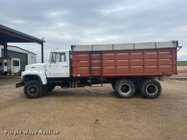 image for item DY3075 1989 Ford LT8000 grain truck