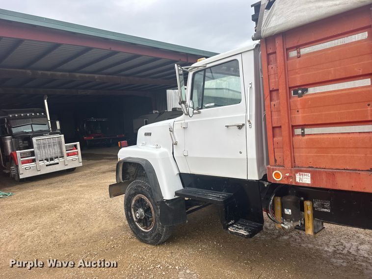 image for item DY3075 1989 Ford LT8000 grain truck