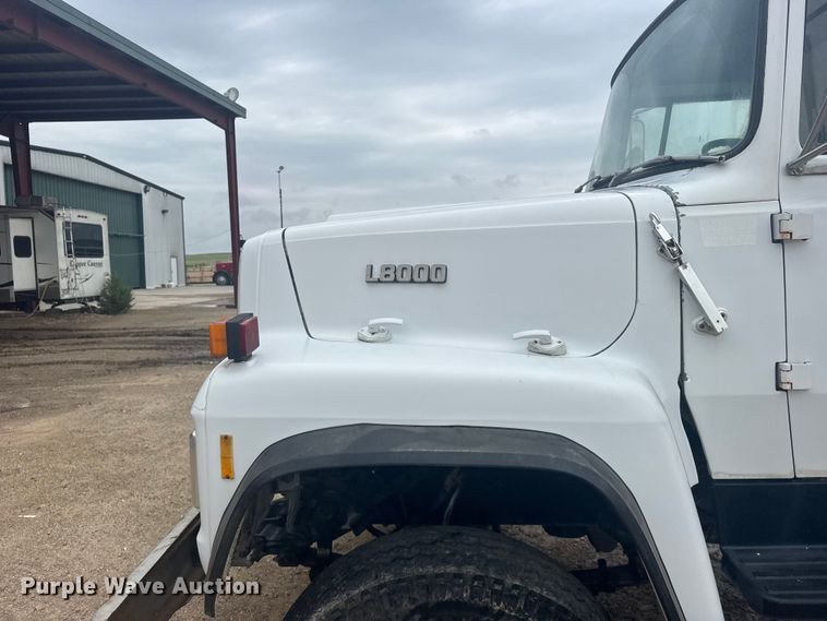 image for item DY3075 1989 Ford LT8000 grain truck