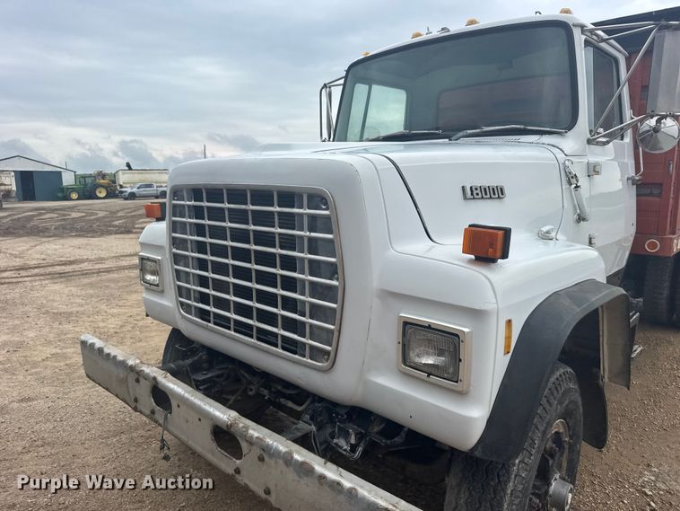 image for item DY3075 1989 Ford LT8000 grain truck