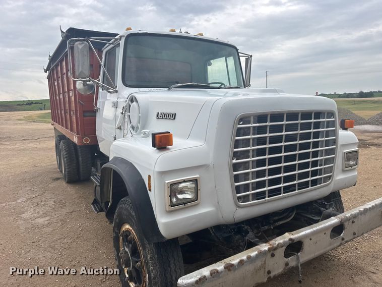image for item DY3075 1989 Ford LT8000 grain truck