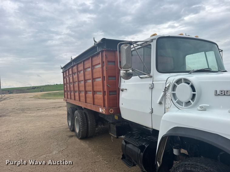 image for item DY3075 1989 Ford LT8000 grain truck