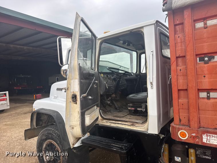 image for item DY3075 1989 Ford LT8000 grain truck