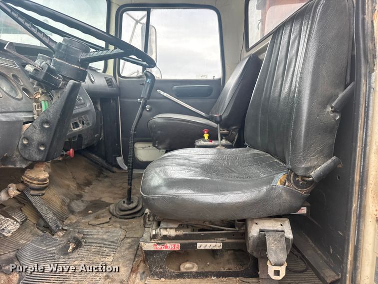 image for item DY3075 1989 Ford LT8000 grain truck