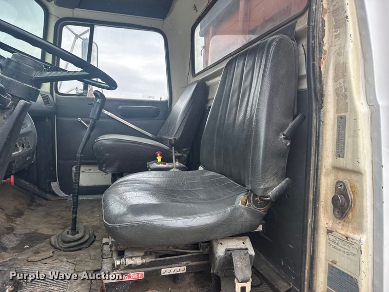 image for item DY3075 1989 Ford LT8000 grain truck