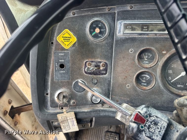 image for item DY3075 1989 Ford LT8000 grain truck