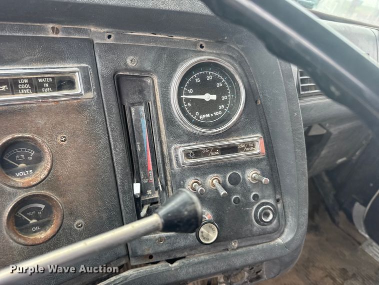 image for item DY3075 1989 Ford LT8000 grain truck